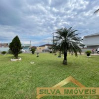 CASA COM AMPLO ESPA�O EXTERNO.