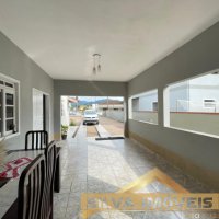 CASA COM AMPLO ESPA�O EXTERNO.