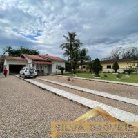 CASA COM AMPLO ESPA�O EXTERNO.