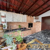 CASA COM AMPLO ESPA�O EXTERNO.
