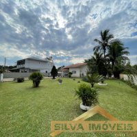 CASA COM AMPLO ESPA�O EXTERNO.